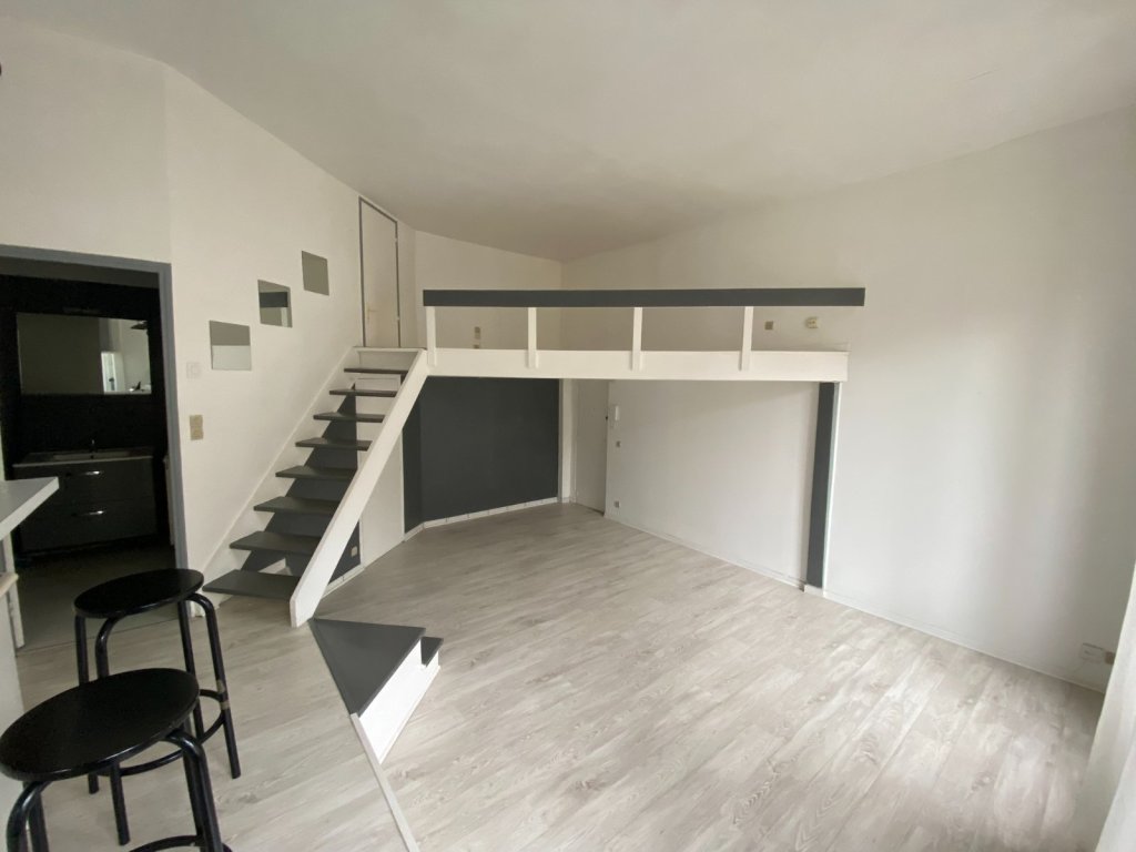 Grand studio loué hyper centre-ville