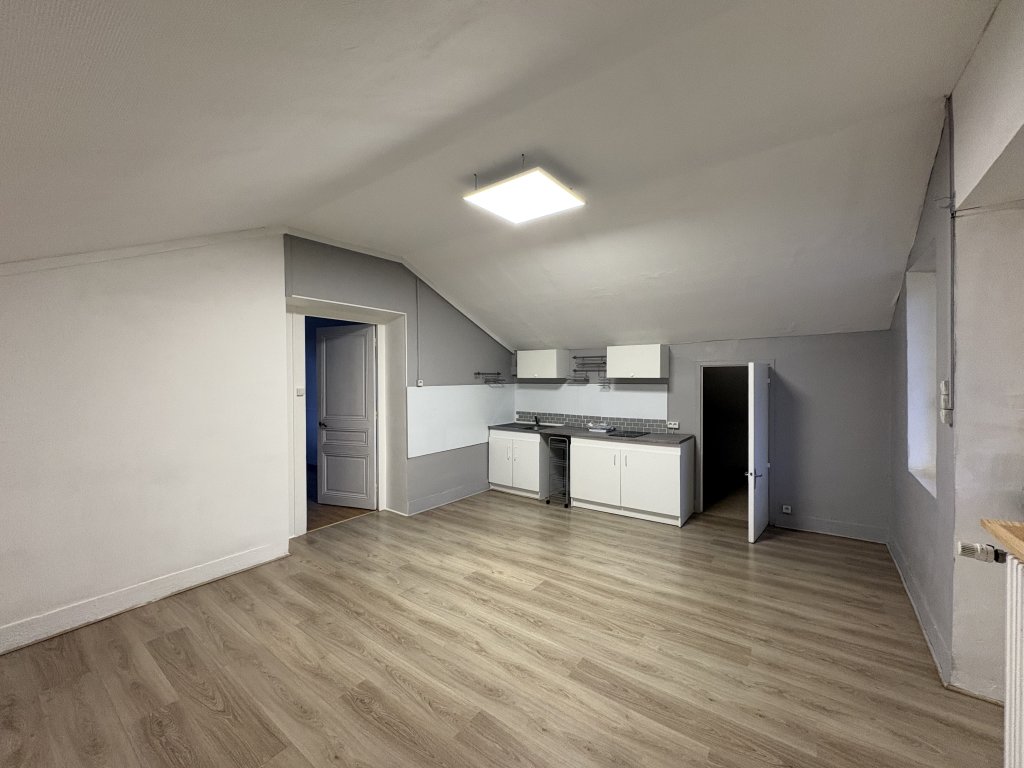 APPARTEMENT T1 A LOUER - ST PRIEST EN JAREZ - 40.19 m2 - 445 &euro; charges comprises par mois