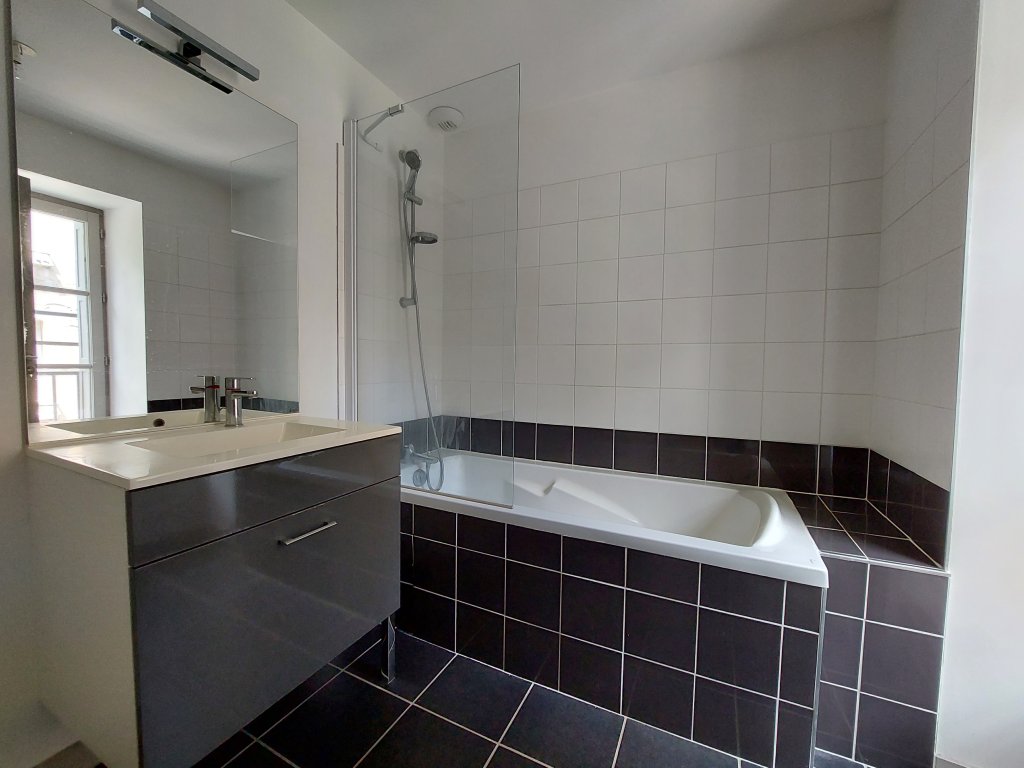 APPARTEMENT T2 A LOUER - ST ETIENNE - 55.28 m2 - 660 &euro; charges comprises par mois