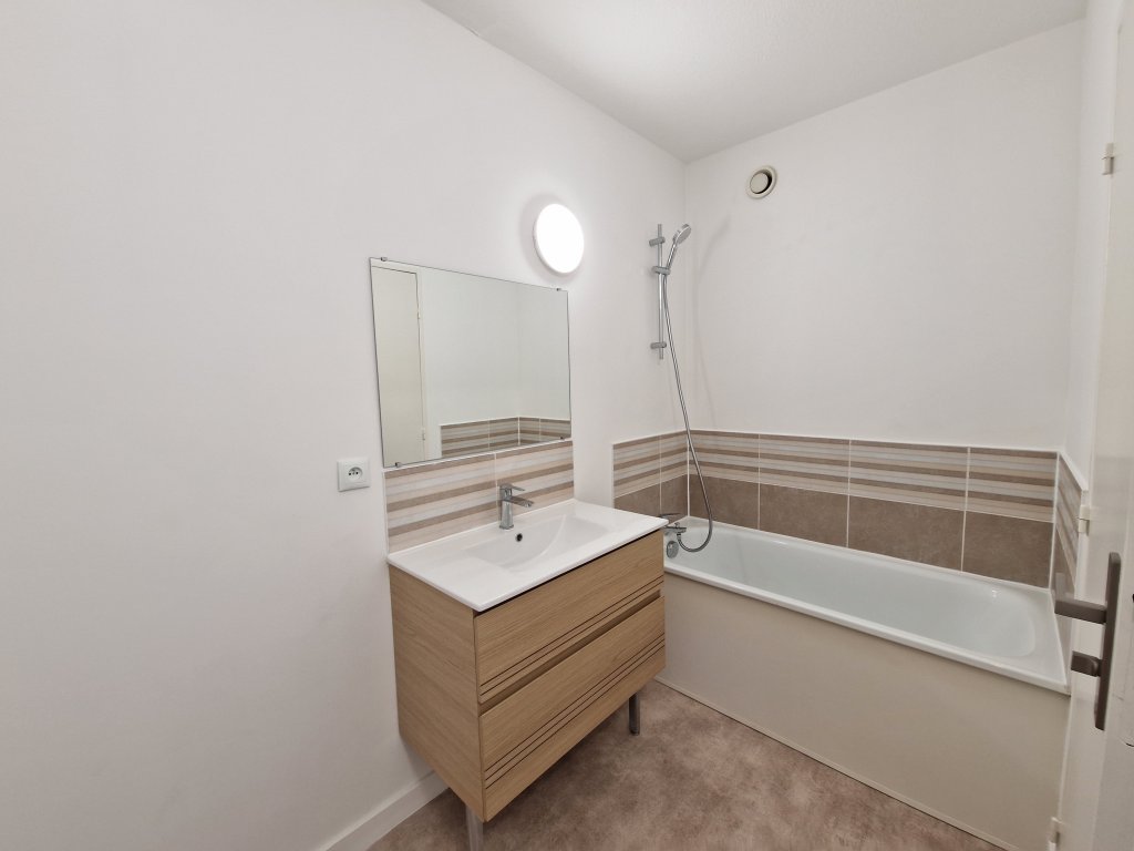 APPARTEMENT T2 A LOUER - ST ETIENNE - 57.68 m2 - 590 &euro; charges comprises par mois