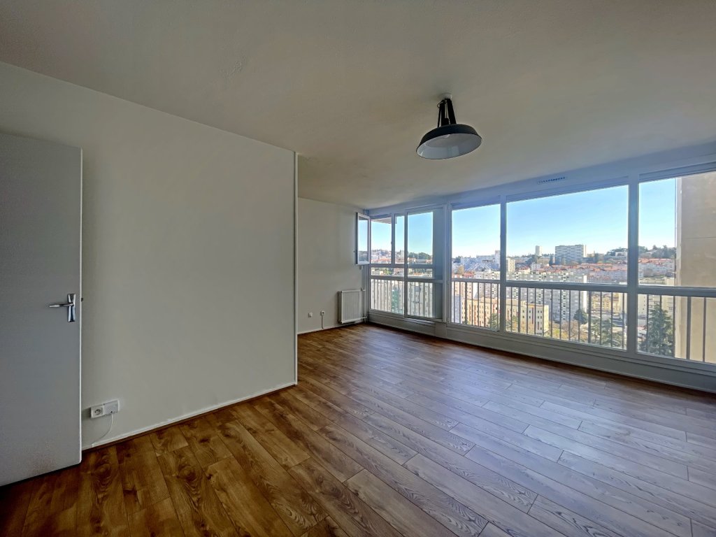 F2 rénové 52,44 m² à Saint-Étienne Bellevue Centre Deux : 2 balcons, cuisine ouverte, garage. Proche tram et gare. 75 000 €.