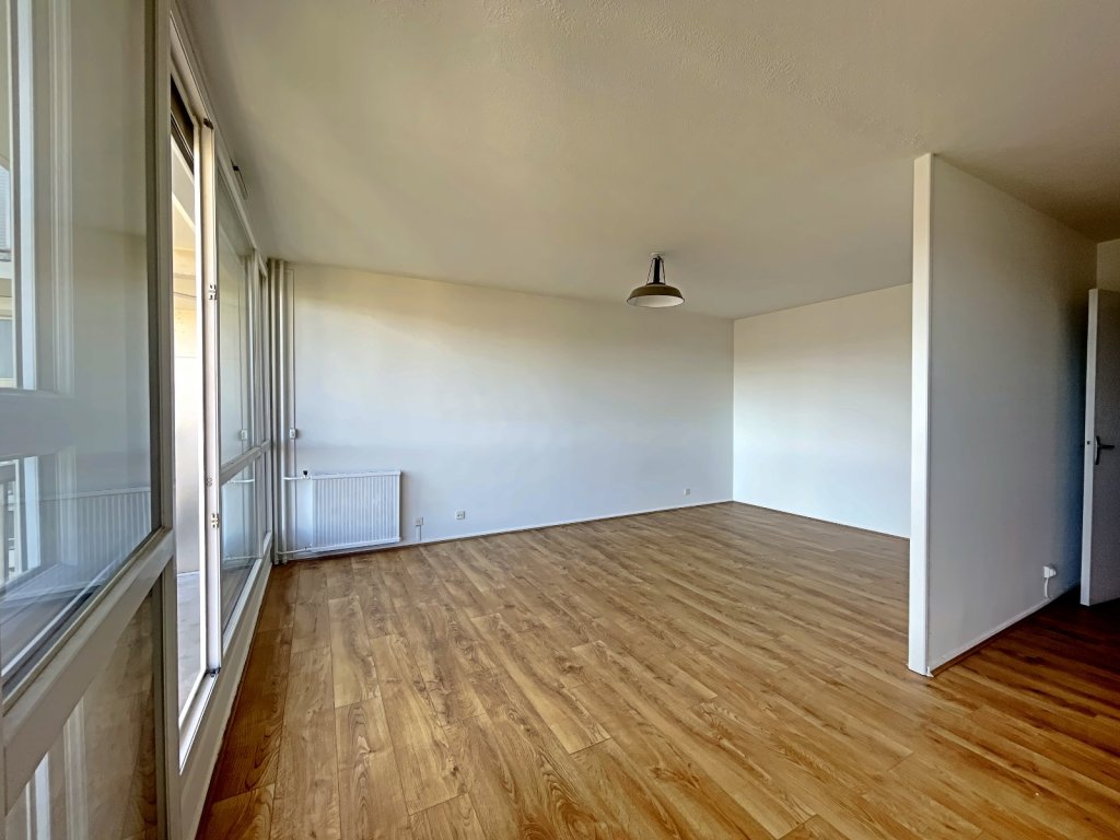 F2 rénové 52,44 m² à Saint-Étienne Bellevue Centre Deux : 2 balcons, cuisine ouverte, garage. Proche tram et gare. 75 000 €.