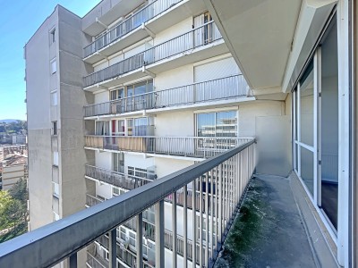 F2 rénové 52,44 m² à Saint-Étienne Bellevue Centre Deux : 2 balcons, cuisine ouverte, garage. Proche tram et gare. 75 000 €.