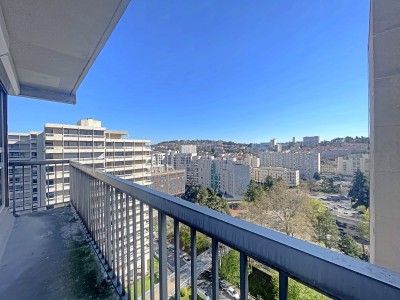 F2 rénové 52,44 m² à Saint-Étienne Bellevue Centre Deux : 2 balcons, cuisine ouverte, garage. Proche tram et gare. 75 000 €.