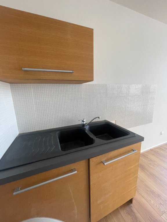 F2 rénové 52,44 m² à Saint-Étienne Bellevue Centre Deux : 2 balcons, cuisine ouverte, garage. Proche tram et gare. 75 000 €.