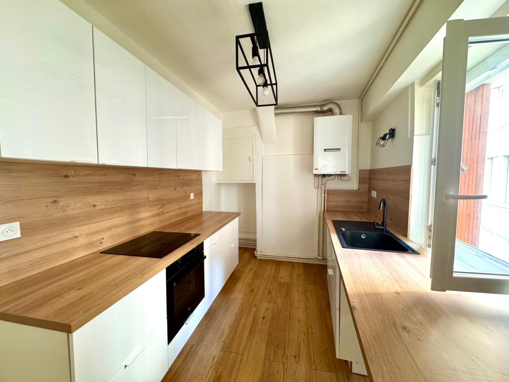 APPARTEMENT T3 A LOUER - ST ETIENNE - 87.28 m2 - 690 &euro; charges comprises par mois