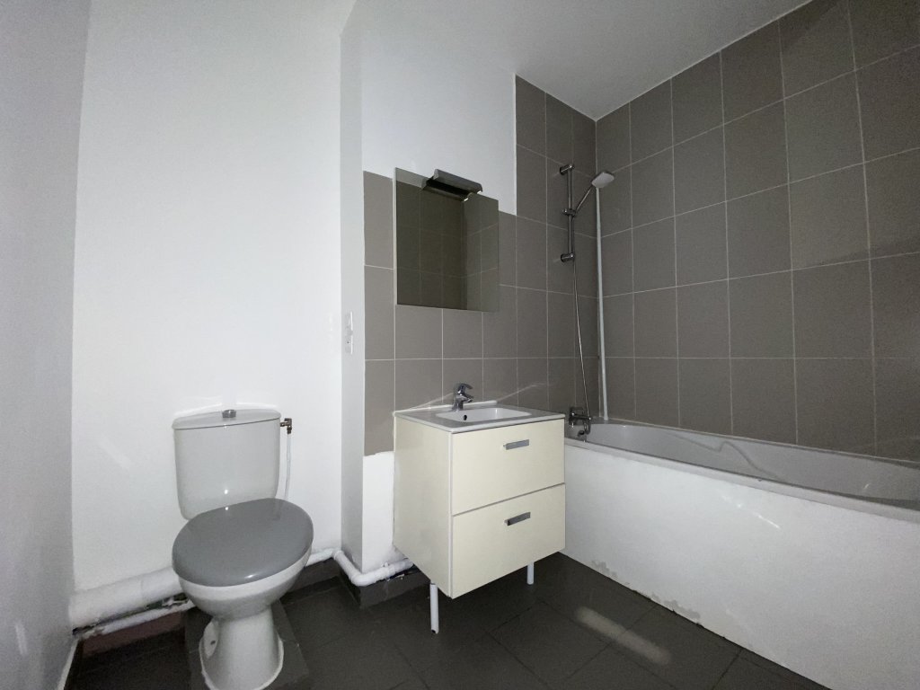 APPARTEMENT T4 A LOUER - FIRMINY - 79.96 m2 - 563 &euro; charges comprises par mois
