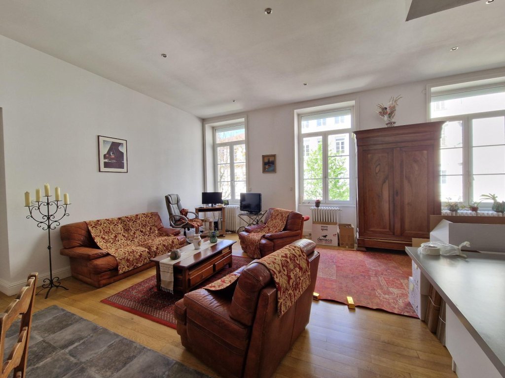 APPARTEMENT T4 A LOUER - ST ETIENNE - 120 m2 - 890 &euro; charges comprises par mois