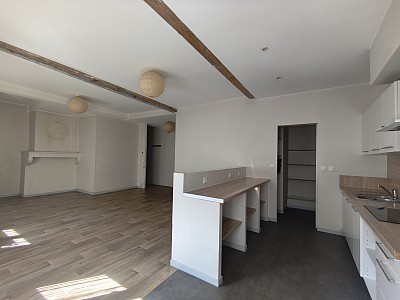 APPARTEMENT T4 A LOUER - ST ETIENNE - 170.3 m2 - 740 &euro; charges comprises par mois