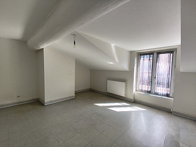 APPARTEMENT T4 A LOUER - ST ETIENNE - 170.3 m2 - 740 &euro; charges comprises par mois