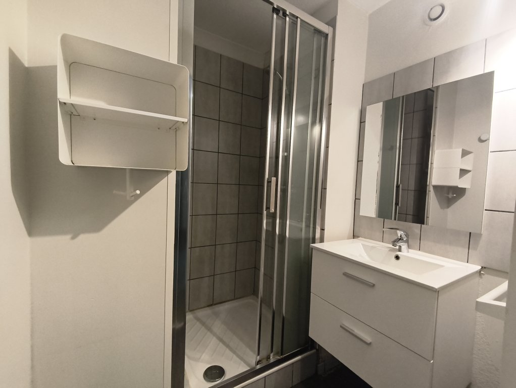 APPARTEMENT T4 A LOUER - ST ETIENNE - 170.3 m2 - 740 &euro; charges comprises par mois