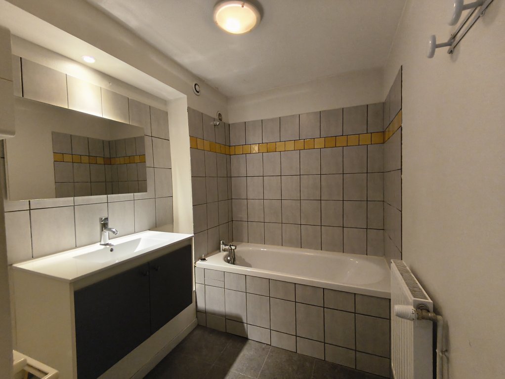 APPARTEMENT T4 A LOUER - ST ETIENNE - 170.3 m2 - 740 &euro; charges comprises par mois