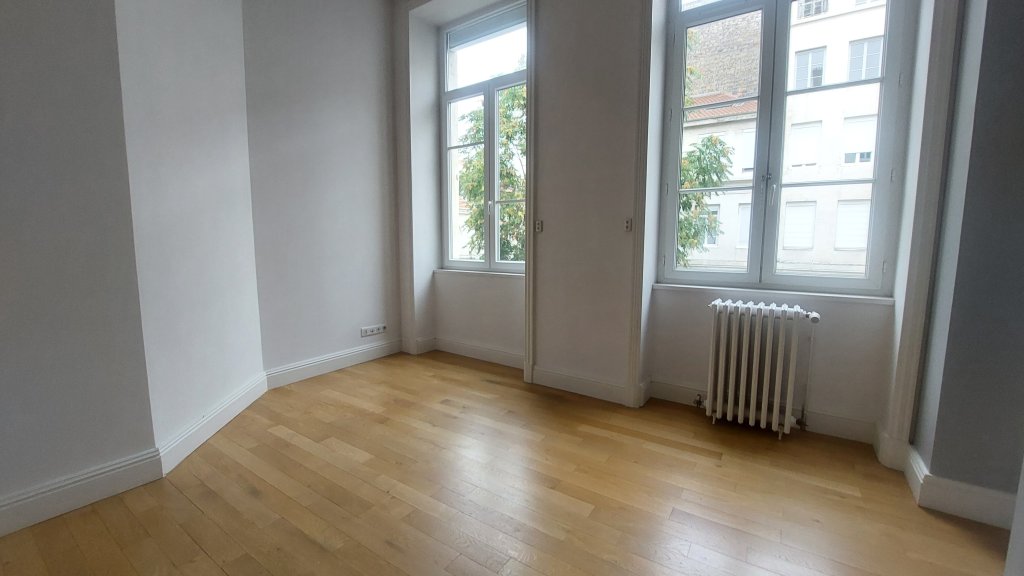 APPARTEMENT T4 A LOUER - ST ETIENNE - 100.7 m2 - 830 &euro; charges comprises par mois