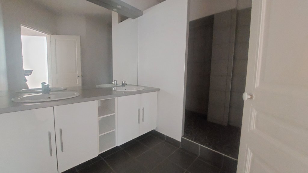 APPARTEMENT T4 A LOUER - ST ETIENNE - 100.7 m2 - 830 &euro; charges comprises par mois