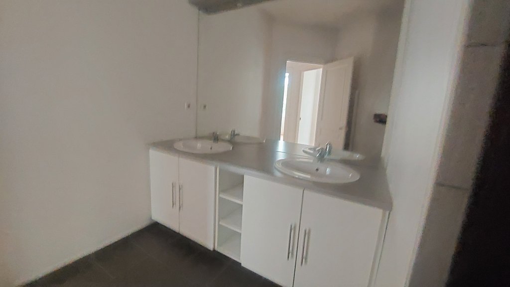 APPARTEMENT T4 A LOUER - ST ETIENNE - 100.7 m2 - 830 &euro; charges comprises par mois