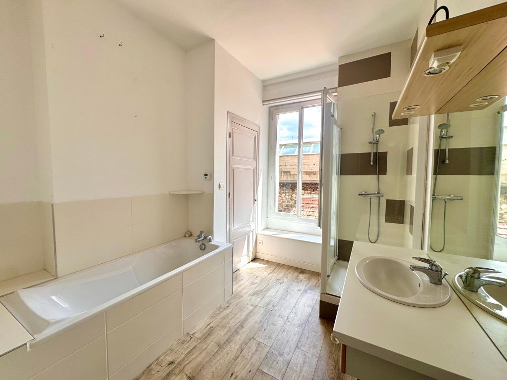APPARTEMENT T5 A LOUER - ST ETIENNE - 125 m2 - 1 090 &euro; charges comprises par mois