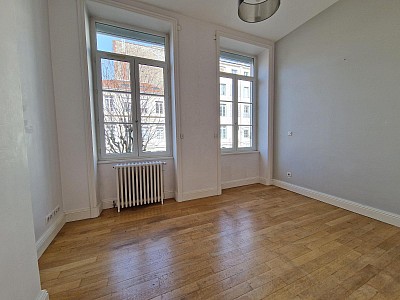 APPARTEMENT T5 A LOUER - ST ETIENNE - 157.58 m2 - 1 075 € charges comprises par mois