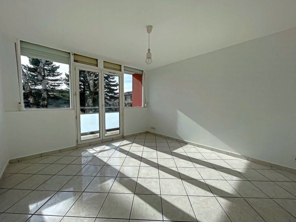 Appartement F4 avec 3 chambres et un bureau, 4 balcons,