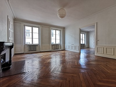 APPARTEMENT T6 A LOUER - ST ETIENNE - 238.33 m2 - 1 140 € charges comprises par mois