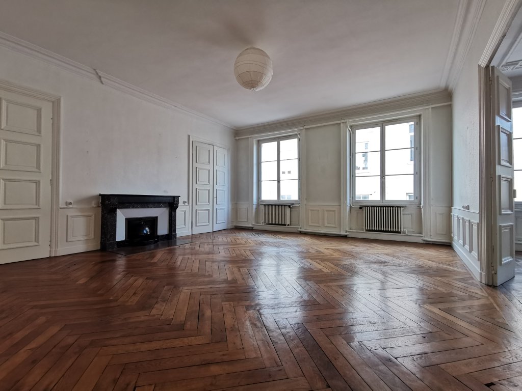 APPARTEMENT T6 A LOUER - ST ETIENNE - 238.33 m2 - 1 140 &euro; charges comprises par mois