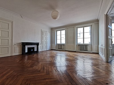 APPARTEMENT T6 A LOUER - ST ETIENNE - 238.33 m2 - 1 140 € charges comprises par mois