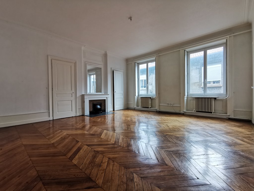 APPARTEMENT T6 A LOUER - ST ETIENNE - 238.33 m2 - 1 140 &euro; charges comprises par mois