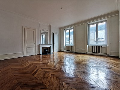 APPARTEMENT T6 A LOUER - ST ETIENNE - 238.33 m2 - 1 140 € charges comprises par mois