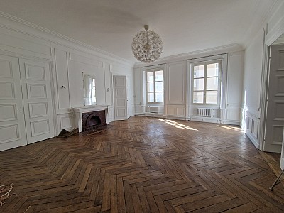 APPARTEMENT T6 A LOUER - ST ETIENNE - 234.63 m2 - 1 290 &euro; charges comprises par mois