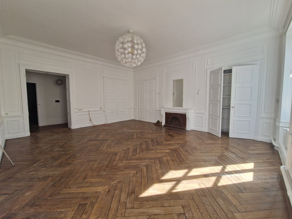APPARTEMENT T6 A LOUER - ST ETIENNE - 234.63 m2 - 1 290 &euro; charges comprises par mois