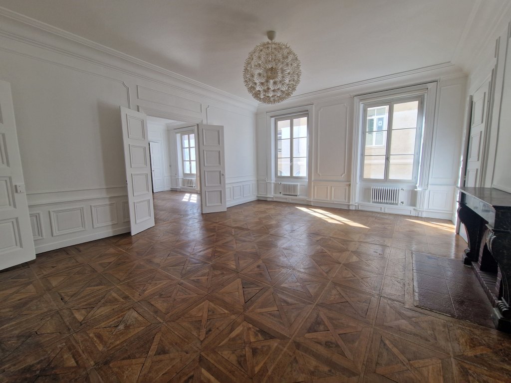 APPARTEMENT T6 A LOUER - ST ETIENNE - 234.63 m2 - 1 290 &euro; charges comprises par mois