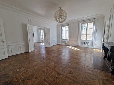 APPARTEMENT T6 A LOUER - ST ETIENNE - 234.63 m2 - 1 290 &euro; charges comprises par mois