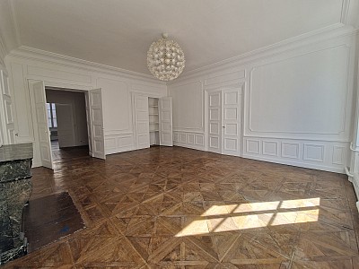 APPARTEMENT T6 A LOUER - ST ETIENNE - 234.63 m2 - 1 290 &euro; charges comprises par mois