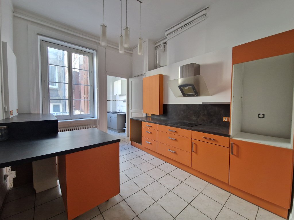 APPARTEMENT T6 A LOUER - ST ETIENNE - 234.63 m2 - 1 290 &euro; charges comprises par mois