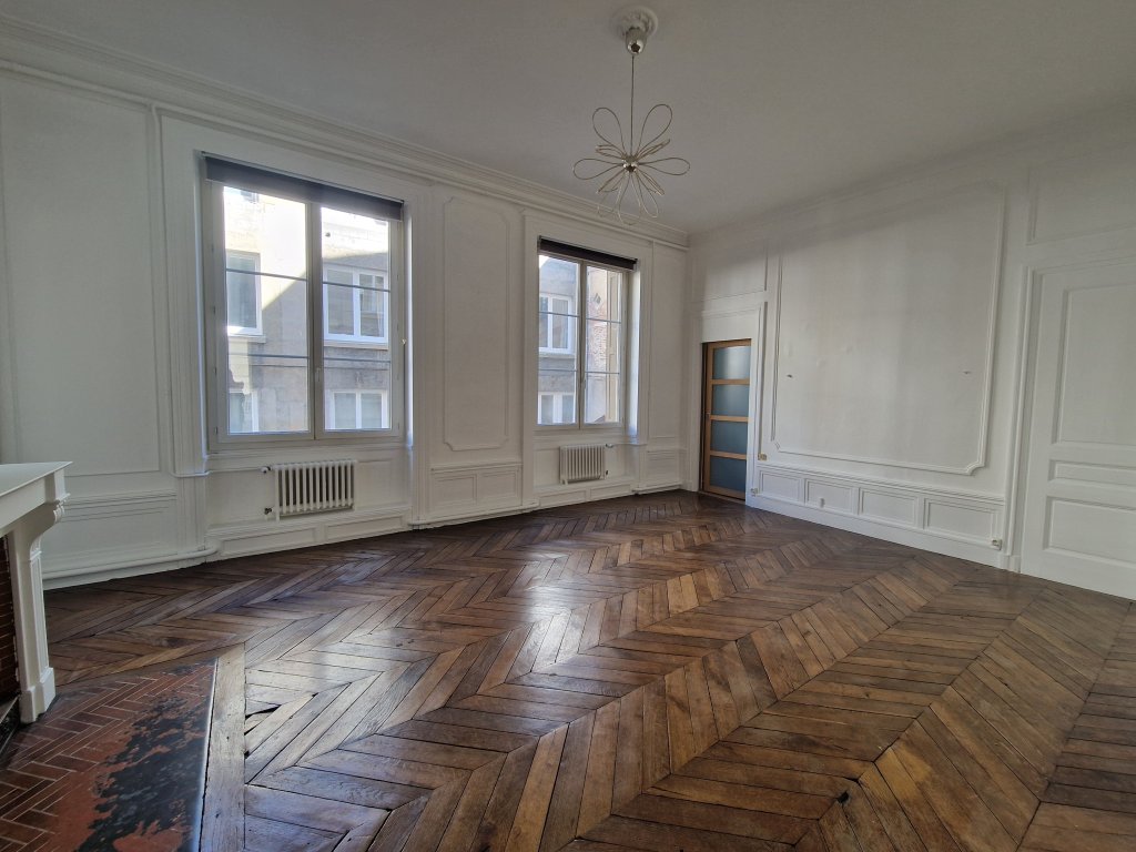 APPARTEMENT T6 A LOUER - ST ETIENNE - 234.63 m2 - 1 290 &euro; charges comprises par mois