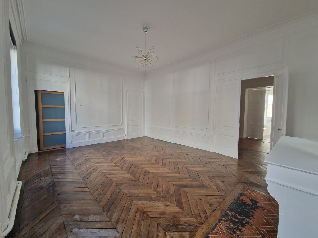 APPARTEMENT T6 A LOUER - ST ETIENNE - 234.63 m2 - 1 290 &euro; charges comprises par mois