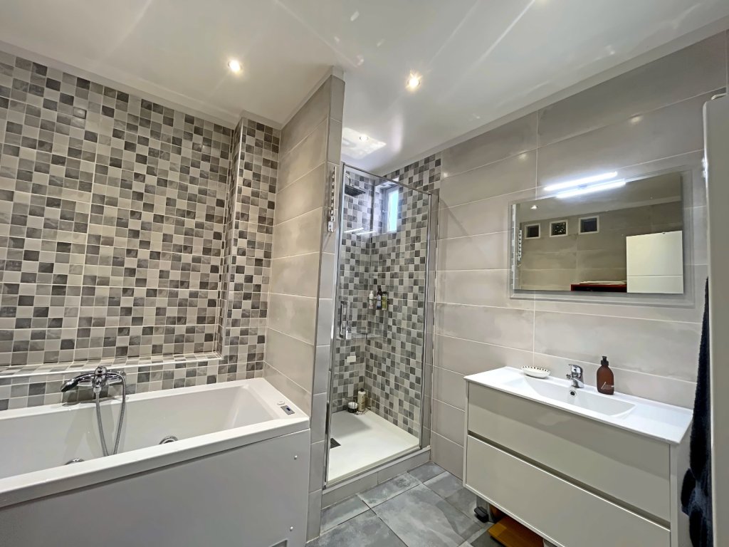 Appartement F6 avec balcon et terrasse - Secteur Albert Thomas, Bourse du travai